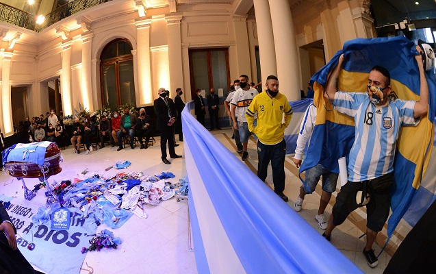 Vista del cajón cerrado donde yace Maradona y de seguidores que lo despiden en la Casa Rosada. Foto:EFE