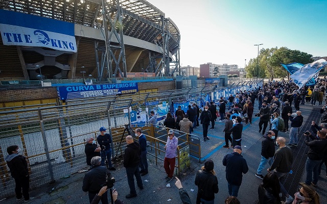 Aficionados en las afuera del estadio  San Paolo, que ahora se llamará Diego Armando Maradona. Foto:EFE