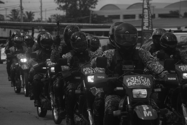 Las personas al margen de la ley, buscan la manera de delinquir, mientras la Policía Nacional afronta el reto de atender a sus unidades contagiadas para que se recuperen pronto. Foto: Víctor Arosemena. Epasa.