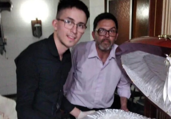 Claudio, de 48 años, y su hijo de 18, fueron captados en una imagen junto al cuerpo del ídolo que generó repudio masivo.