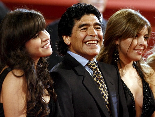 Diego Maradona (cent.) con sus hijos con  Dalma (der.)  y Giannina (izq.). Foto:EFE