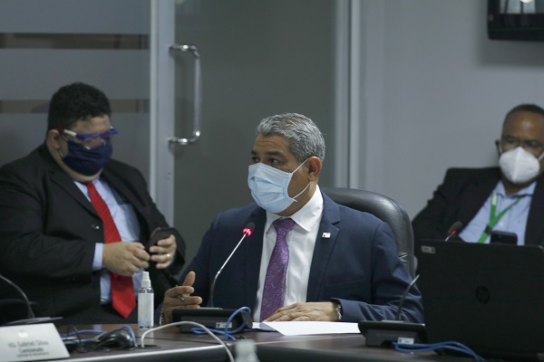 El ministro de Salud, Luis Francisco Sucre, sustenta traslado de partida en la Comisión de Presupuesto de la Asamblea Nacional.