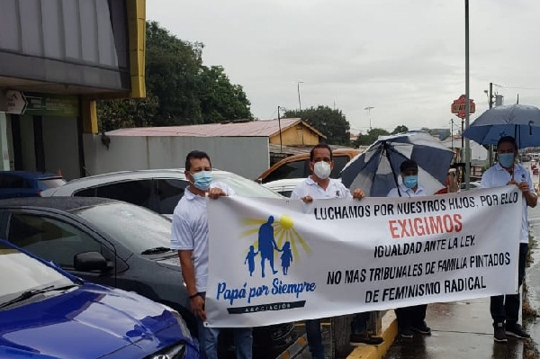 Los miembros de la agrupación indican que algunos jueces, sin atender los hechos demostrados en los procesos e ignorando el Principio del Interés Superior del Menor, favorecen por entero a las mujeres. Foto: Eric Montenegro