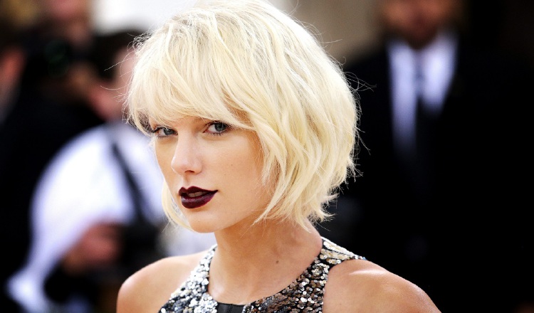 La cantante estadounidense Taylor Swift posa en la alfombra roja de la Gala Met en 2016. EFE