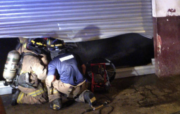 Los bomberos tuvieron que abrir la puerta corrediza de metal. Foto: Diómedes Sánchez S.