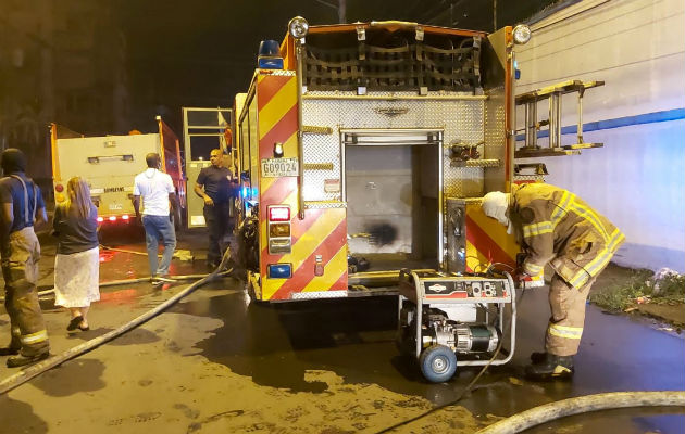 Los bomberos tuvieron que abrir la puerta corrediza de metal. Foto: Diómedes Sánchez S.