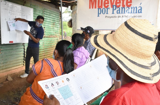 Orlando Carpintero es un maestro voluntario del programa “Muévete por Panamá, Yo sí Puedo” del Ministerio de Desarrollo Social. Foto cortesía Mides