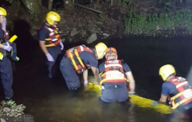  El cuerpo del niño fue ubicado el viernes en la noche, pero fue en la madrugada del sábado que se logró sacarlo del río. Foto: José Vásquez