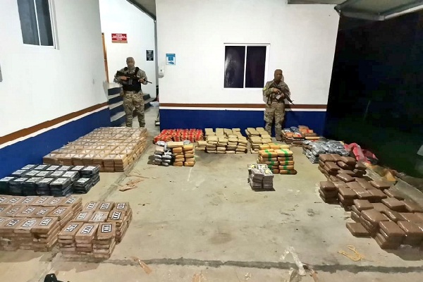 Entre los dos decomisos se registraron más de 2,170 paquetes de presunta droga. Foto. @SENANPanamá