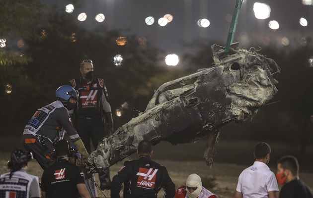 El auto de Romain Grosjean se incendió.