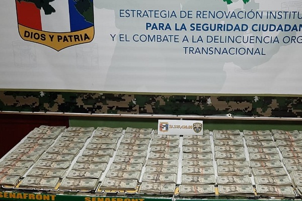 Unidades del Servicio Nacional de Fronteras dan con el decomiso dentro de un vehículo tipo camioneta de los $329,420 en denominaciones de $20.00 el cual  estaba oculto dentro de un doble fondo en el área de techo del auto.