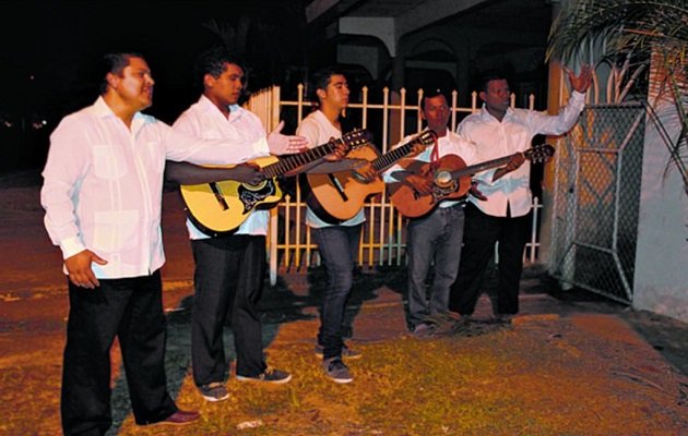 No más de cuatro músicos proponen los mariachis del día de la madre.