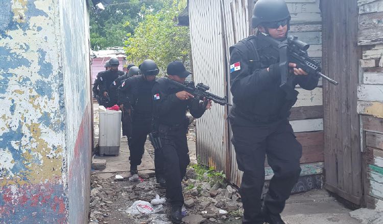 Miembros de la Policía Nacional se han mantenido en el frente de batalla, a pesar de la COVID-19 