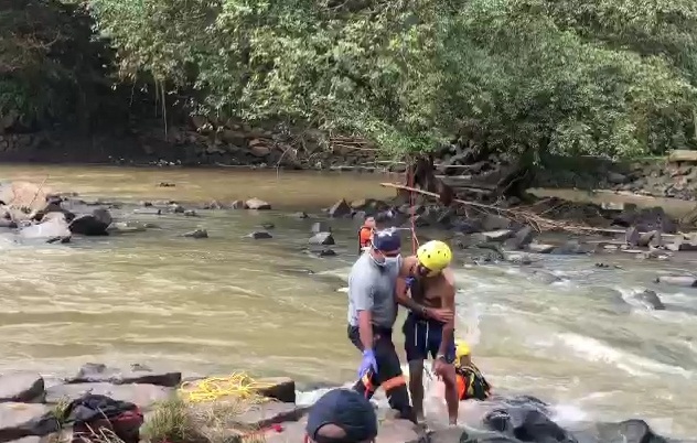 Los jóvenes eran miembros de un grupo familiar que habían llegado al sitio para un rato de esparcimiento. Los jóvenes eran miembros de un grupo familiar que habían llegado al sitio para un rato de esparcimiento.
