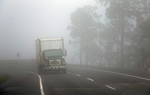 Miles de damnificados que dejaron las tormentas Iota y Eta en el norte de Honduras sobreviven en las medianas de autopistas. Foto:EFE