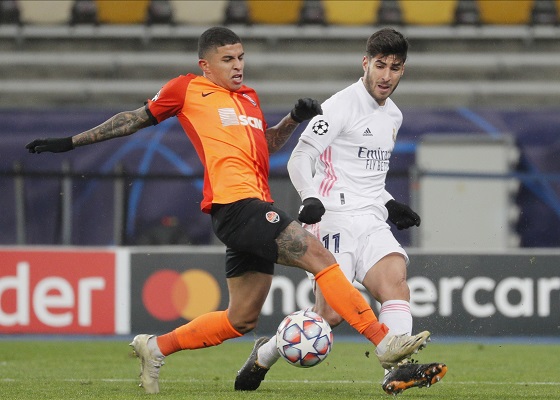 Dentinho del Shakhtar (izq.) disputa el balón contra Marco Asensio del Real Madrid. Foto:EFE
