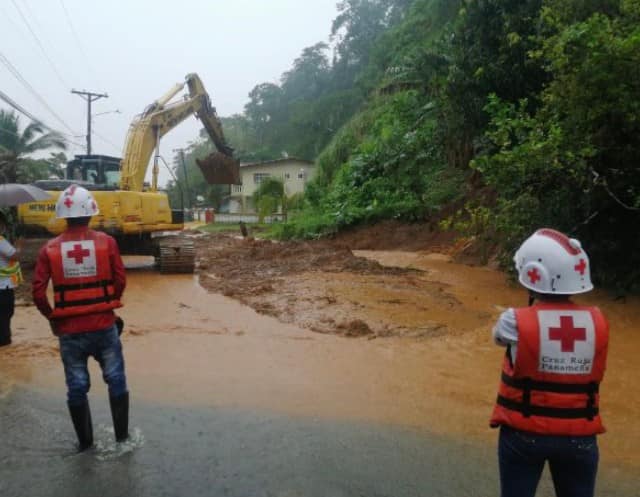 Desde el lunes 30 de noviembre hasta el martes 1 de diciembre, las lluvias provocaron deslizamientos de tierra en las carreteras, caída de árboles e inundaciones que afectaron varias viviendas en Colón.