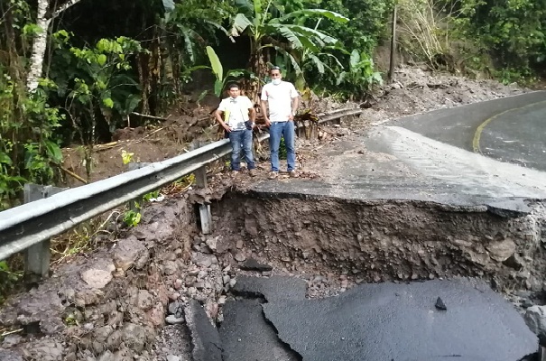 Las fuertes lluvias que cayeron sobre la zona también provocaron este jueves el  desbordamiento de los ríos Guisado y Colorado, afectando varios tramos de la carretera hacia Volcán. 