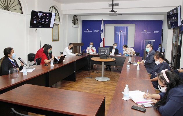 El ministro Luis Francisco Sucre se reunió  hoy con gremios médicos.