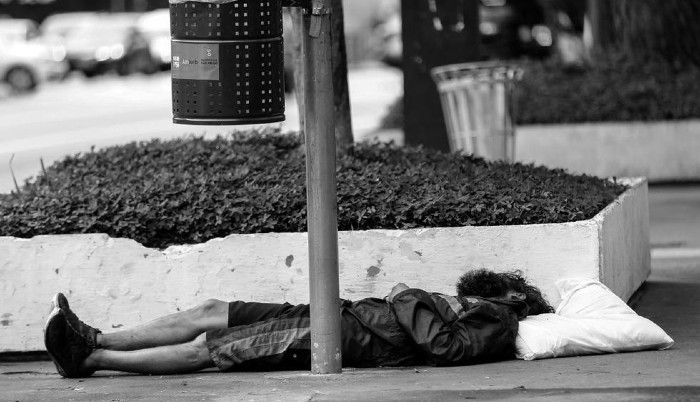 Uno de los miles sin hogar, que duermen en las calles. Don Justo, como mendigo, lo que recolectaba lo ponía en la bolsa de los otros mientras dormían sin que se dieran cuenta. Foto: EFE.