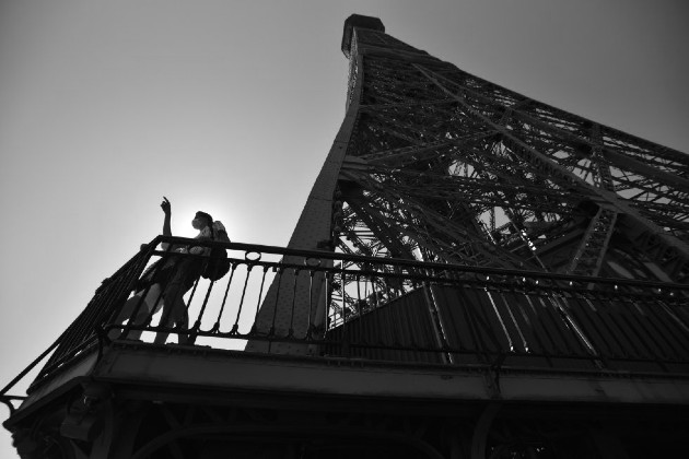 Turistas en la Torre Eiffel. La empresa que gestiona el monumento colocó en el suelo marcas de color azul, con las que invitan a las personas a mantener al menos 1.50 metros de distancia entre ellas. Foto: EFE.