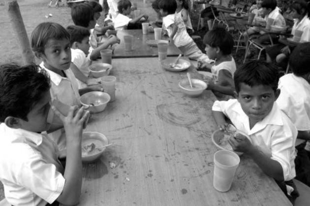 Ya han establecido comedores en los sectores: 7, en Génesis; en el 1-B, en el 20, Cuarta Etapa, La Colorada, Los Pinos, y ahora se irán más al oriente, instalarán un comedor infantil en Cabra de Pacora. Foto: EFE.