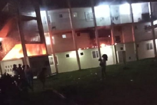 En el inmueble solo hubo daños materiales y no se reportaron heridos.