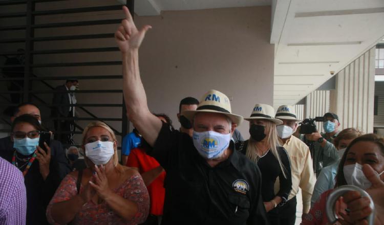 Ricardo Martinelli (negro) ha recibido el apoyo de miles de panameños en la formación de su nuevo partido Realizando Metas. Archivo