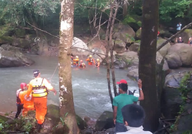 Rescatistas del Sinaproc ubicaron el pasado 3 de diciembre los cuerpos sin vida de dos menores de edad reportados como desaparecidos por causa de una creciente en el Río Jacaque. Foto cortesía Sinaproc