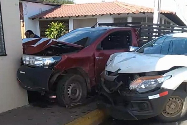 El accidente de tránsito fue captado por la cámara de seguridad de un local comercial  y circulado por redes sociales.