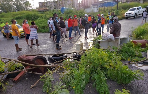 Moradores de las multifamiliares de Río Alejandro protestan por falta de agua. 