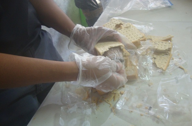 Dentro de los paquetes de galletas encontraron unas 300 hojas de “feeling”.