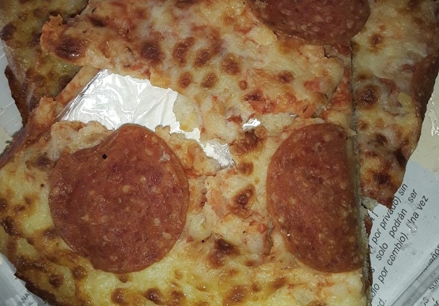  Las tres bolsitas con un polvo blanco estaban distribuidas en tres pedazos de pizza de pepperoni.