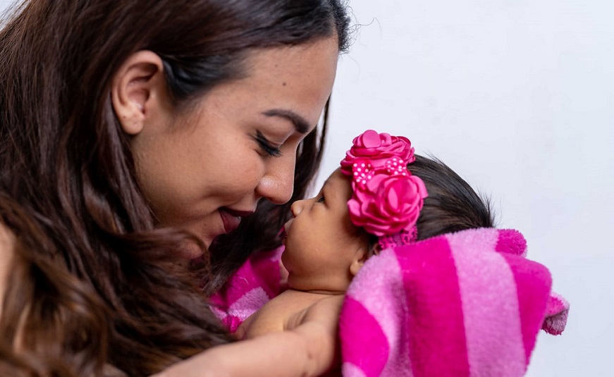 Jessica Román y su pequeña Jade. Foto: Cortesía / @edgarserranofotografia