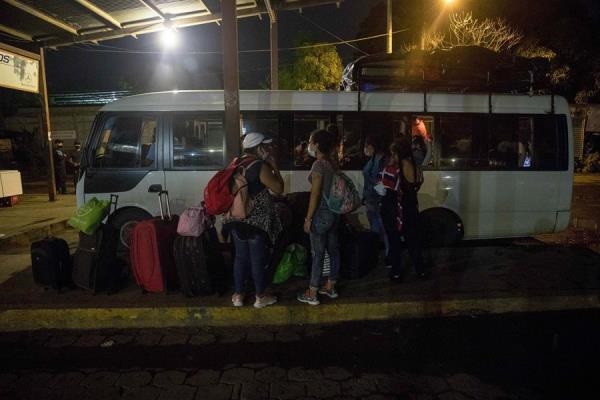 Extranjeros salen de Panamá en medio de la pandemia. 