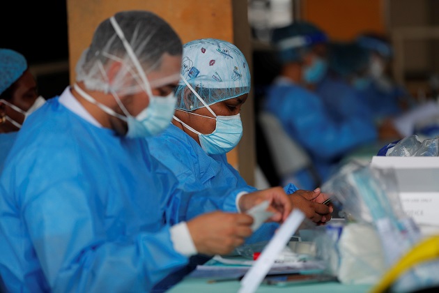 Personal médico del Minsa manipula una prueba de hisopado nasal para detectar la COVID-19 en un puesto médico en el distrito de San Miguelito. Foto: EFE