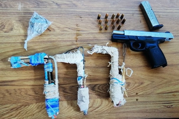 Se encontraron varias armas de fuego.