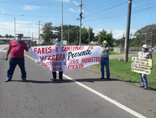 Los manifestantes aseguraron que están al borde de la quiebra y con el riesgo de dejar a más de mil familias sin ingresos. Foto: Thays Domínguez