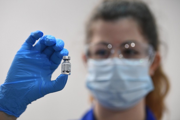 Estados Unidos se convierte así en el sexto país del mundo en autorizar la vacuna de Pfizer. Foto: EFE 