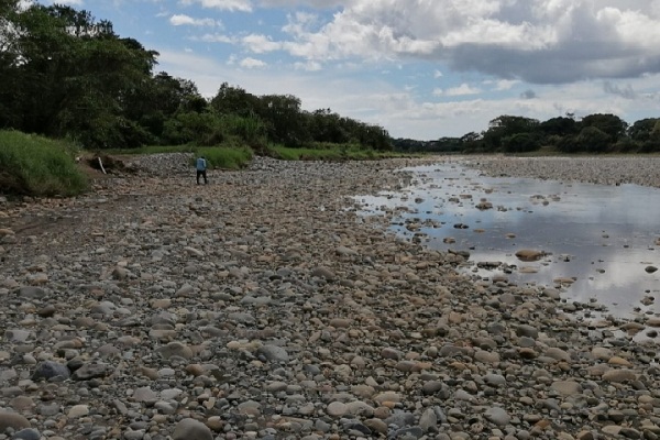 Durante el periodo de lluvia se enfrentan problemas por la gran cantidad de material pétreo y vegetal que arrastran los ríos y ahora el problema es por la falta de agua.