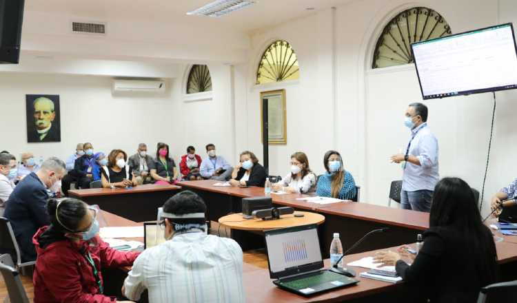 Reunión con directores de hospitales de la red pública y hospitales privados para reforzar la estrategia y la comunicación.