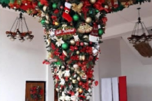 El árbol de Navidad a la inversa es una tradición que se remonta al siglo VII.