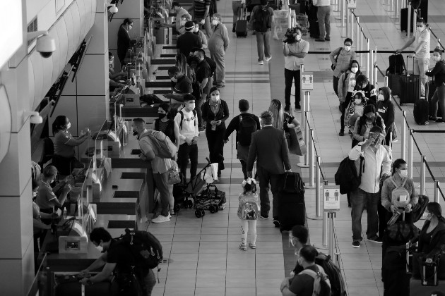 El aspecto más ridículo de las argumentaciones es que la pandemia no se inició por la vía de los contactos con el exterior. En el 2019, más de 16.5 millones de pasajeros pasaron por el aeropuerto de Tocumen. Foto:EFE.