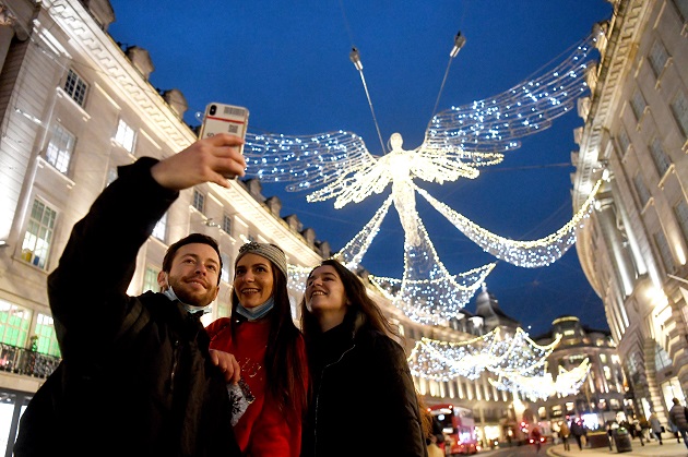 Compradores posan para una fotografía mientras se dirigen a Regents Street en Londres, donde se ha dado un aumento de contagios de COVID-19. Foto: EFE