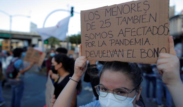 Los jóvenes se manifestaron el lunes frente a la Asamblea Nacional. Foto: EFE