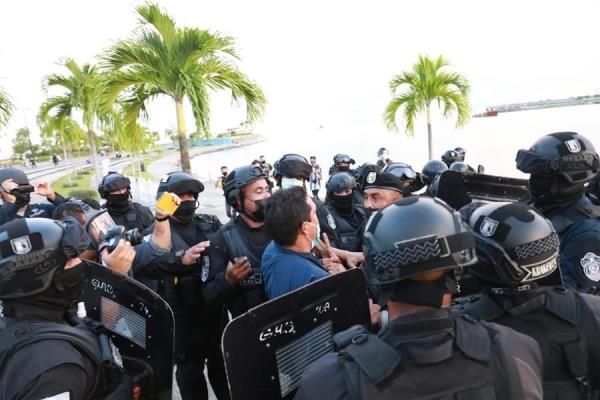 Agresión policial al fotoperiodista Bienvenido Velasco.