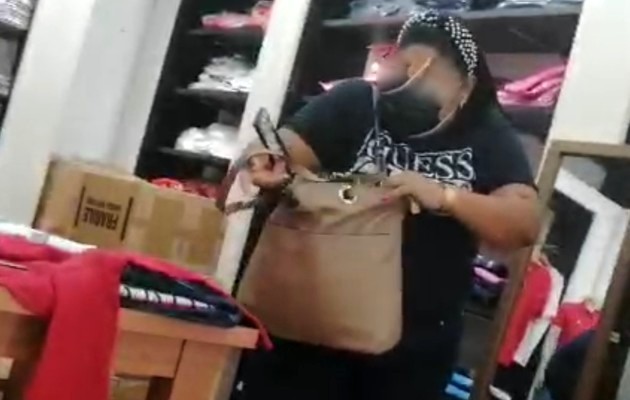 La acusada, vestida de jeans azul y suéter negro, señalaba que no había ocultado nada en la cartera.