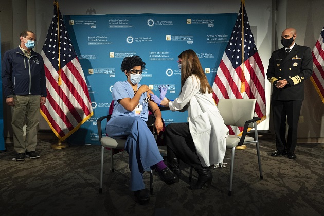 Personal de Salud en Estados Unidos es vacunado contra la COVID-19. Foto: EFE