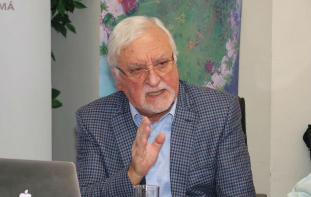 El Dr. Nelson Edhart, de la Universidad de Miami, presentó información científica relevante. Foto: Cortesía.