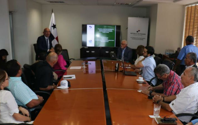 El Dr. Nelson Edhart, de la Universidad de Miami, presentó información científica relevante. Foto: Cortesía. 